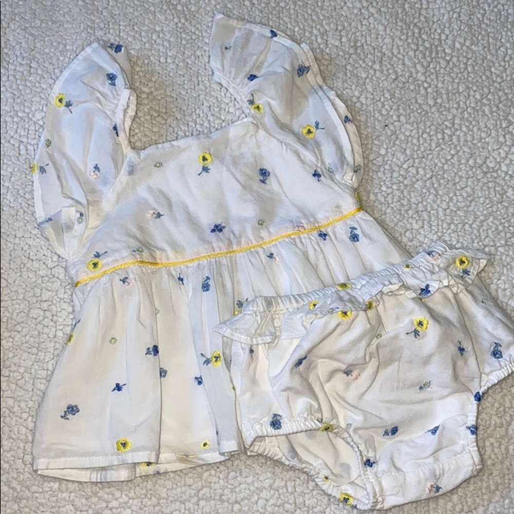 Baby gap two piece floral detailed outfit